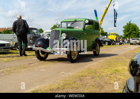 PAAREN IM GLIEN, Deutschland - Mai 19, 2018: Die kleine Familie Auto Ford Köln (Köln), 1934. Bei Ford Deutschland, Köln hergestellt. Ausstellung 'Die Oldtimer Show 2018". Stockfoto