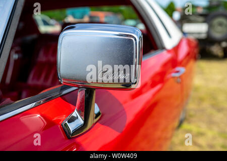 PAAREN IM GLIEN, Deutschland - 19. MAI 2018: Rückspiegel eines Full-size Luxus auto Cadillac Eldorado, 1975. Oldtimer-show 2018 sterben. Stockfoto