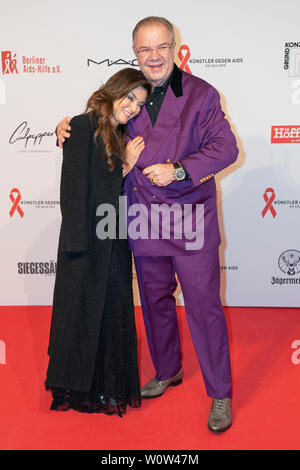 Karl-heinz Richard Fürst von Sayn-Wittgenstein und seine Freundin Sylwia während der Künstler gegen Aids Gala (Kuenstler gegen Aids Gala) auf der Bühne Theater des Westens am 19. November 2018 in Berlin, Deutschland. Stockfoto