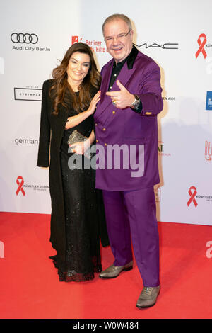 Karl-heinz Richard Fürst von Sayn-Wittgenstein und seine Freundin Sylwia während der Künstler gegen Aids Gala (Kuenstler gegen Aids Gala) auf der Bühne Theater des Westens am 19. November 2018 in Berlin, Deutschland. Stockfoto