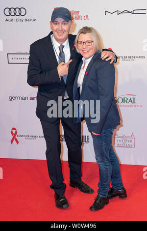 Ralph Ehrlich, Ines Lehmann und Begleitung während der Künstler gegen Aids Gala auf der Bühne Theater des Westens am 19. November 2018 in Berlin, Deutschland. Stockfoto