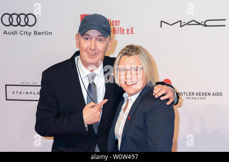 Ralph Ehrlich, Ines Lehmann und Begleitung während der Künstler gegen Aids Gala auf der Bühne Theater des Westens am 19. November 2018 in Berlin, Deutschland. Stockfoto