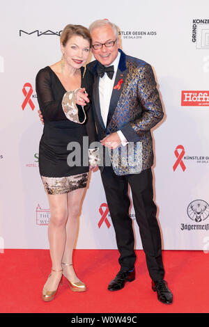 Antje Rietz, Hans-Jürgen Schatz während der Künstler gegen Aids Gala (Kuenstler gegen Aids Gala) auf der Bühne Theater des Westens am 19. November 2018 in Berlin, Deutschland. Stockfoto