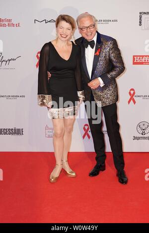 Antje Rietz, Hans-Jürgen Schatz während der Künstler gegen Aids Gala (Kuenstler gegen Aids Gala) auf der Bühne Theater des Westens am 19. November 2018 in Berlin, Deutschland. Stockfoto