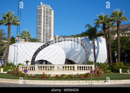 MONTE CARLO, MONACO - 21. AUGUST 2016: Pavillons Monte Carlo Einkaufsmöglichkeiten in einem sonnigen Sommertag, klare blaue Himmel in Monte Carlo, Monaco. Stockfoto