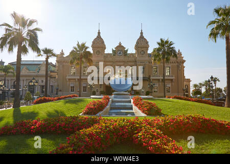 MONTE CARLO, MONACO - 19. AUGUST 2016: Alte Casino Gebäude an einem sonnigen Sommertag in Monte Carlo, Monaco. Stockfoto