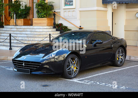 MONTE CARLO, MONACO - 21. AUGUST 2016: Ferrari California schwarz Luxus Auto an einem Sommertag in Monte Carlo, Monaco.