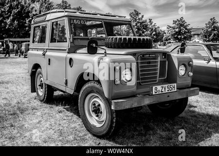 PAAREN IM GLIEN, Deutschland - 19. MAI 2018: Geländewagen Land Rover Serie III. Schwarz und Weiß. Ausstellung 'Die Oldtimer Show 2018". Stockfoto