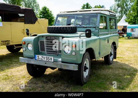 PAAREN IM GLIEN, Deutschland - 19. MAI 2018: Geländewagen Land Rover Serie III. Ausstellung 'Die Oldtimer Show 2018". Stockfoto