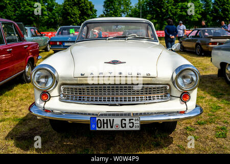 PAAREN IM GLIEN, Deutschland - 19. MAI 2018: Mittelklasse Wartburg 312. Ausstellung 'Die Oldtimer Show 2018". Stockfoto