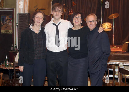 Hermine Huntgeburth (Regie), Jan Bülow, Maria Köpf (Filmfoerderung HH SH), Michael Lehmann (ROX), Pressetermin am Set von LINDENBERG! MACH DEIN DING, Hamburg Poppenbuettel, 26.11.2018 Stockfoto