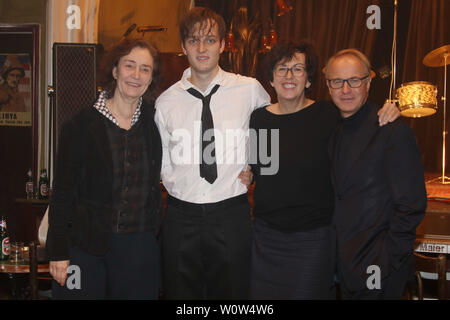 Hermine Huntgeburth (Regie), Jan Bülow, Maria Köpf (Filmfoerderung HH SH), Michael Lehmann (ROX), Pressetermin am Set von LINDENBERG! MACH DEIN DING, Hamburg Poppenbuettel, 26.11.2018 Stockfoto