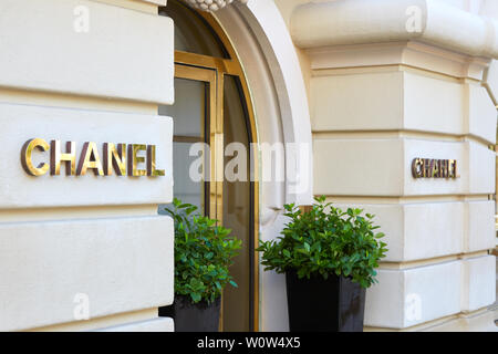 MONTE CARLO, MONACO - 21. AUGUST 2016: Chanel Mode und Schmuck luxus Shop Eingang mit goldenem Zeichen in Monte Carlo, Monaco. Stockfoto