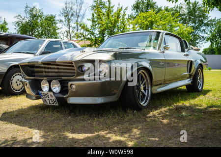 PAAREN IM GLIEN, Deutschland - 19. MAI 2018: Pony Car Shelby Cobra GT500, (High-Performance-Version des Ford Mustang). Oldtimer-show 2018 sterben. Stockfoto