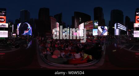 360 Grad Panorama Ansicht von 360 Panorama der Times Square in New York in der Dämmerung mit Tourist, der selfies Mittelrahmen.