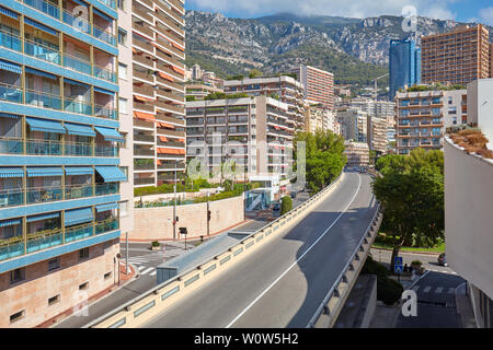 Monte Carlo Überführung und luxuriösen Gebäuden und Wolkenkratzern an einem sonnigen Sommertag in Monte Carlo, Monaco. Stockfoto