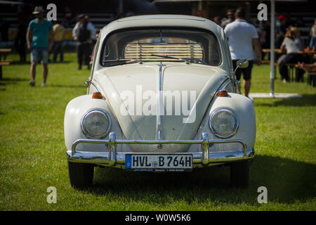 PAAREN IM GLIEN, Deutschland - 19. MAI 2018: Die beliebten Kleinwagen VW Käfer. Oldtimer-show 2018 sterben. Stockfoto