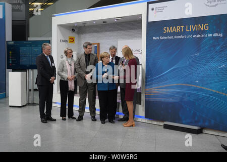 Die deutsche Bundeskanzlerin Dr. Angela Merkel gemeinsam mit Peter Altmaier und Markus Soeder bei Ihrem Rundgang zu den einzelnen Ausstellern mit dem Digitalen Gipfel digitale Gipfel 2018 der Bundesregierung am 04.12.2018 im Congress Center der Messe Nürnberg: Stockfoto