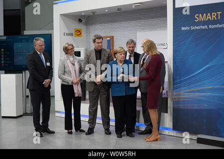 Die deutsche Bundeskanzlerin Dr. Angela Merkel gemeinsam mit Peter Altmaier und Markus Soeder bei Ihrem Rundgang zu den einzelnen Ausstellern mit dem Digitalen Gipfel digitale Gipfel 2018 der Bundesregierung am 04.12.2018 im Congress Center der Messe Nürnberg: Stockfoto