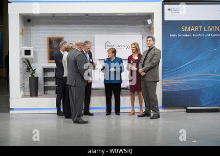 Die deutsche Bundeskanzlerin Dr. Angela Merkel gemeinsam mit Peter Altmaier und Markus Soeder bei Ihrem Rundgang zu den einzelnen Ausstellern mit dem Digitalen Gipfel digitale Gipfel 2018 der Bundesregierung am 04.12.2018 im Congress Center der Messe Nürnberg: Stockfoto