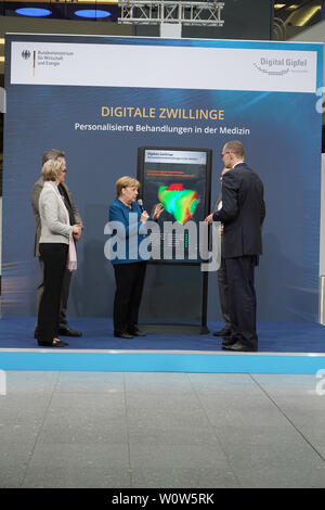 Die deutsche Bundeskanzlerin Dr. Angela Merkel gemeinsam mit Peter Altmaier und Markus Soeder bei Ihrem Rundgang zu den einzelnen Ausstellern mit dem Digitalen Gipfel digitale Gipfel 2018 der Bundesregierung am 04.12.2018 im Congress Center der Messe Nürnberg: Hier bin von Siemens Healthineers mit CEO Bernd Montag Stand Stockfoto