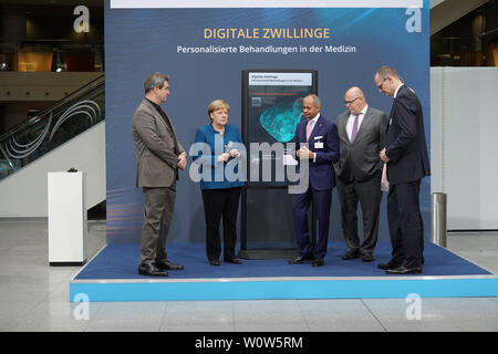 Die deutsche Bundeskanzlerin Dr. Angela Merkel gemeinsam mit Peter Altmaier und Markus Soeder bei Ihrem Rundgang zu den einzelnen Ausstellern mit dem Digitalen Gipfel digitale Gipfel 2018 der Bundesregierung am 04.12.2018 im Congress Center der Messe Nürnberg: Hier bin von Siemens Healthineers mit CEO Bernd Montag Stand Stockfoto