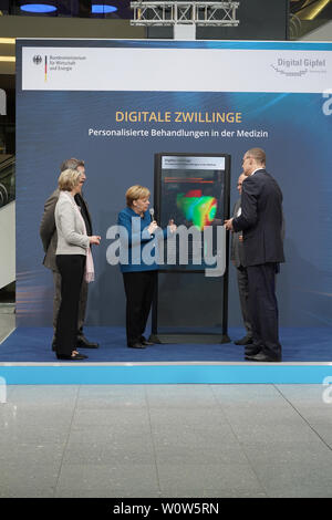 Die deutsche Bundeskanzlerin Dr. Angela Merkel gemeinsam mit Peter Altmaier und Markus Soeder bei Ihrem Rundgang zu den einzelnen Ausstellern mit dem Digitalen Gipfel digitale Gipfel 2018 der Bundesregierung am 04.12.2018 im Congress Center der Messe Nürnberg: Hier bin von Siemens Healthineers mit CEO Bernd Montag Stand Stockfoto