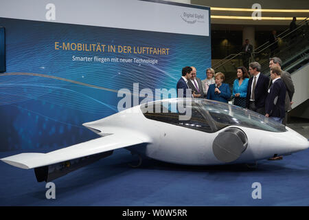 Die deutsche Bundeskanzlerin Dr. Angela Merkel gemeinsam mit Andreas Scheuer Sterben; Dorothee Bär; Peter Altmaier und Markus Soeder bei Ihrem Rundgang zu den einzelnen Ausstellern mit dem Digitalen Gipfel digitale Gipfel 2018 der Bundesregierung am 04.12.2018 im Congress Center der Messe Nürnberg: Hier bin von Aurora Flight Wissenschaft stehen. Stockfoto