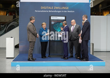 Die deutsche Bundeskanzlerin Dr. Angela Merkel gemeinsam mit Peter Altmaier und Markus Soeder bei Ihrem Rundgang zu den einzelnen Ausstellern mit dem Digitalen Gipfel digitale Gipfel 2018 der Bundesregierung am 04.12.2018 im Congress Center der Messe Nürnberg: Hier bin von Siemens Healthineers mit CEO Bernd Montag Stand Stockfoto