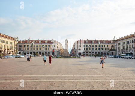 CUNEO, Italien - 13 AUGUST 2015: Berühmte Galimberti mit Menschen und Statue in einem sonnigen Sommertag, blauer Himmel in Cuneo, Italien. Stockfoto