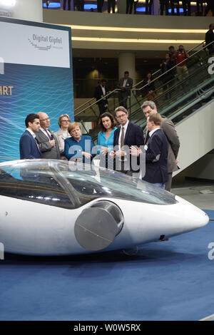 Die deutsche Bundeskanzlerin Dr. Angela Merkel gemeinsam mit Andreas Scheuer Sterben; Dorothee Bär; Peter Altmaier und Markus Soeder bei Ihrem Rundgang zu den einzelnen Ausstellern mit dem Digitalen Gipfel digitale Gipfel 2018 der Bundesregierung am 04.12.2018 im Congress Center der Messe Nürnberg: Hier bin von Aurora Flight Wissenschaft stehen. Stockfoto