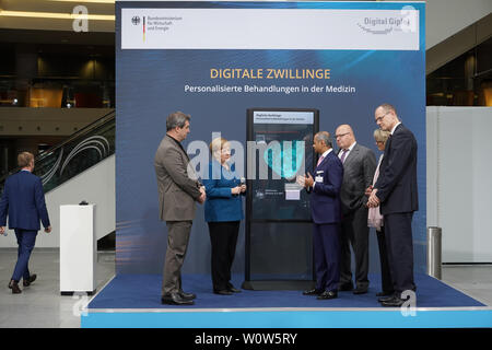 Die deutsche Bundeskanzlerin Dr. Angela Merkel gemeinsam mit Peter Altmaier und Markus Soeder bei Ihrem Rundgang zu den einzelnen Ausstellern mit dem Digitalen Gipfel digitale Gipfel 2018 der Bundesregierung am 04.12.2018 im Congress Center der Messe Nürnberg: Hier bin von Siemens Healthineers mit CEO Bernd Montag Stand Stockfoto