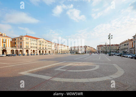 CUNEO, Italien - 13 AUGUST 2015: Galimberti, großem Betrachtungswinkel und an einem sonnigen Sommertag, blauer Himmel in Cuneo, Italien. Stockfoto