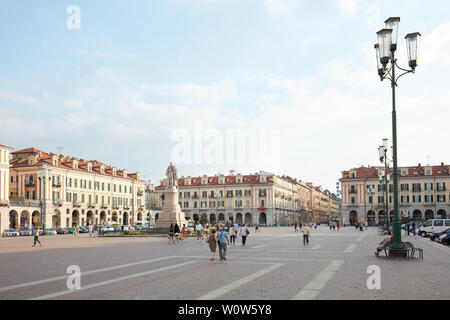 CUNEO, Italien - 13 AUGUST 2015: Galimberti mit Menschen in einen Sommerabend, blauer Himmel in Cuneo, Italien. Stockfoto