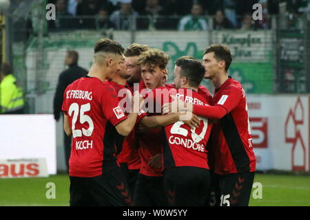 Die Freiburger Vorgängerbaues verspielte bejubeln den Führungstreffer durch Luca Waldschmidt (Freiburg), 1. BL: 18-19: 12. Sptg. - SC Freiburg gegen SV Werder Bremen DFL-Bestimmungen verbieten die Verwendung von Fotografien als BILDSEQUENZEN UND/ODER QUASI-VIDEO Foto: Joachim Hahne/johapress Stockfoto