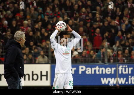 Theodor Gebre Selassie (SV Werder Bremen) beim Einwurf, 1. BL: 18-19: 12. Sptg. - SC Freiburg gegen SV Werder Bremen DFL-Bestimmungen verbieten die Verwendung von Fotografien als BILDSEQUENZEN UND/ODER QUASI-VIDEO Foto: Joachim Hahne/johapress Stockfoto