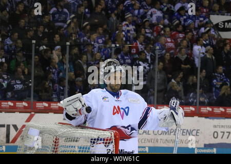 In Schwenningen hatte einen schweren Stand: Dennis Endras, (Adler Mannheim) 22. Sptg. DEL 18-19: serc Wildwings vs Adler Mannheim Stockfoto