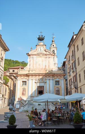 MONDOVI, Italien - 15. AUGUST 2016: Moro Platz mit Menschen im Cafe Tische sitzen an einem sonnigen Nachmittag, blauer Himmel in Mondovi, Italien. Stockfoto