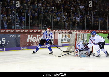 Hochbetrieb vor dem Mannheimer Tor, Dennis Endras und Sinan Akdağ modalverbs vor Simon Danner (Schwenningen) klären, 22. Sptg. DEL 18-19: serc Wildwings vs Adler Mannheim Stockfoto