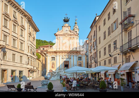 MONDOVI, Italien - 15. AUGUST 2016: Saint Peter Platz mit Menschen im Cafe Tabellen in einem sonnigen Sommertag sitzt, blauer Himmel in Mondovi, Italien. Stockfoto