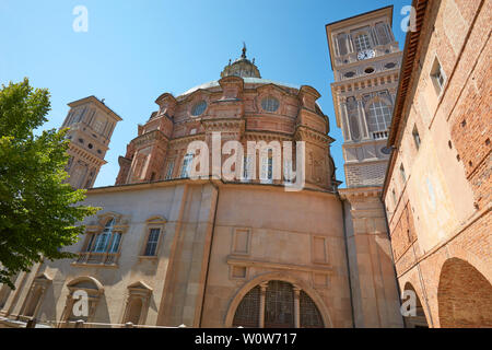 Wallfahrtskirche von Vicoforte Kirche mit Backsteinen Kuppel und Wand an einem sonnigen Tag, blauer Himmel in Piemont, Italien Stockfoto