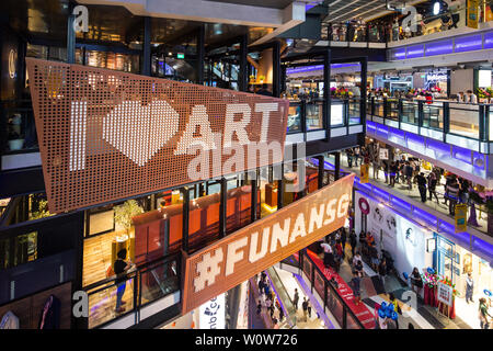 Riesige Schilder von I Love Art in Funan Mall Interior, Singapur Stockfoto