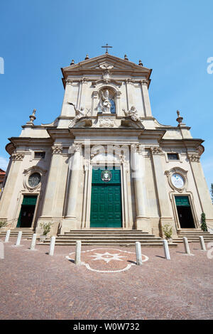 Mondovi, Saint Donato Kathedrale mit Säulen und Statuen an einem sonnigen Sommertag in Piemont, Italien Stockfoto