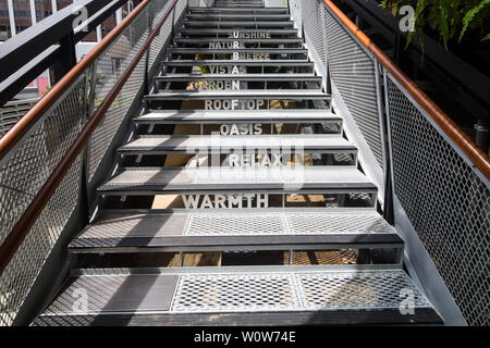 Treppe geschnitzt mit verschiedenen Wort an Funan Einkaufszentrum Dachterrasse, Singapur Stockfoto