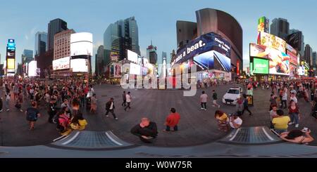 360 Grad Panorama Ansicht von 360 Grad Panorama von Times Square NYC in der Dämmerung mit Polizeiauto und beleuchtete Werbetafeln auf dem Wolkenkratzer.