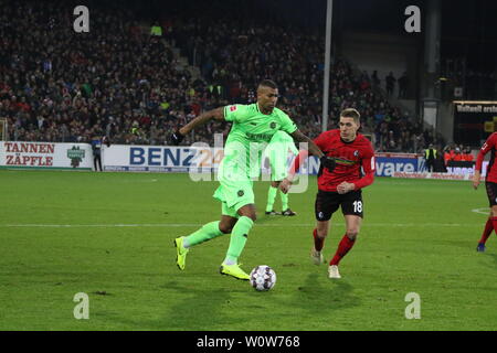 V. LI. im Zweikampf Walace (Hannover) vs Nils Petersen (Freiburg), 1. BL: 18-19: 16. Sptg. - SC Freiburg gegen Hannover 96 DFL-Bestimmungen verbieten die Verwendung von Fotografien als BILDSEQUENZEN UND/ODER QUASI-VIDEO Foto: Joachim Hahne/johapress Stockfoto