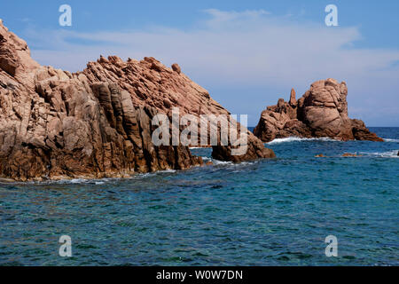 Red Rock Formation an einem Strand an der Costa Paradiso, Sardinien (Italien) mit türkisblauem Meer Stockfoto