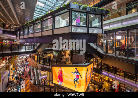 Mehrschichtiges Design und digitale Werbetafel in der Funan Mall Interior, Singapur Stockfoto