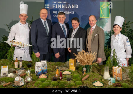 IGW 2019 - kulinarische Grüße aus Finnland Partnerland der Internationalen Grünen Woche Berlin 2019 die Deutsche Lebensmittel und Landwirtschaft Industrie - Samuel Mikander, Chief kulinarische Team aus Finnland; Joachim Rukwied, Präsident des Deutschen Bauernverbandes; Juha Marttila, Präsident der Vereinigung der landwirtschaftlichen Erzeuger und Waldbesitzer (MTK), Finnland; Christoph Minhoff, Chief Executive des Eidgenössischen Lebensmittelrecht und Lebensmittelkunde (BLL) und die Bundesvereinigung der Deutschen Ernährungsindustrie (BVE); Dr. Christian Göke, Geschäftsführer der Messe Berlin GmbH; Katja Tuomainen, Chief kulinarische Team von Finnland Stockfoto