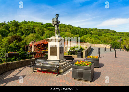 Die 1779 eiserne Brücke über den Fluss Severn war weltweit das erste. Ein 2018 Sanierung restauriert, um seinen ursprünglichen Rot-braune Farbe, Ironbridge, Shropshire Stockfoto